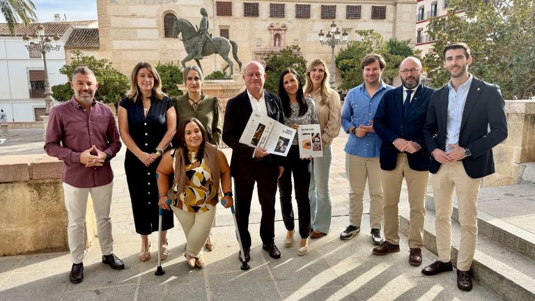 El alcalde de Antequera, Manolo Barón, la teniente alcalde de Turismo, Ana Cebrián así como el resto de autoridades junto al dosier presentado para ser Capital Española Gastronómica