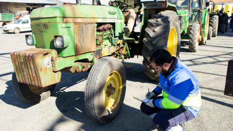 Inspección técnica de un vehículo agrícola