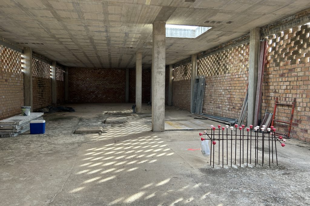 Interior del inmueble que será el Centro de Día para Personas Mayores de Sierra de Yeguas (octubre 2025)
