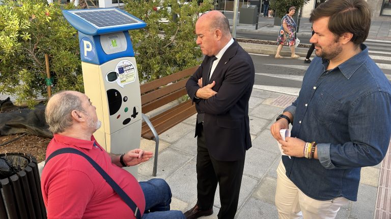 José Luis Carmona, presidente de Singilia Barba, junto al alcalde Manolo Barón (centro) y el edil de Tráfico, Antonio García Mendoza (octubre 2025)