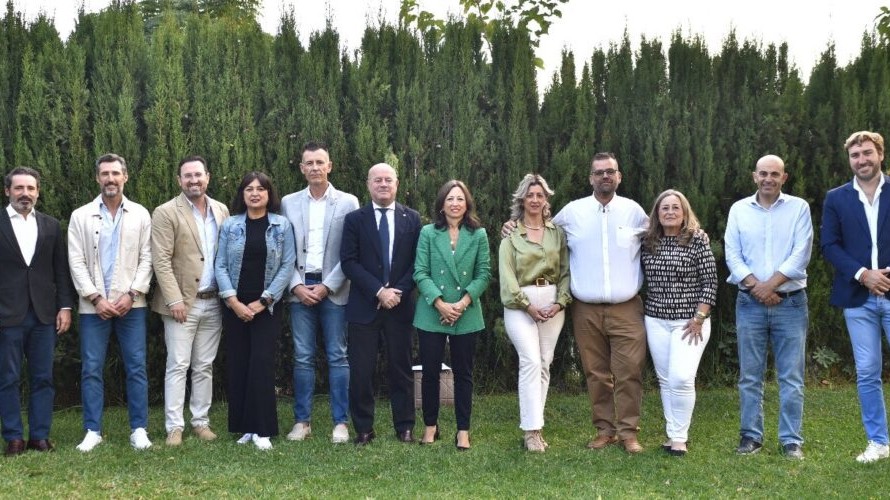 José Ramón Carmona (izda), secretario general del PP de Málaga, junto a alcaldes y ediles del PP de municipios de la comarca de Antequera (septiembre 2025)