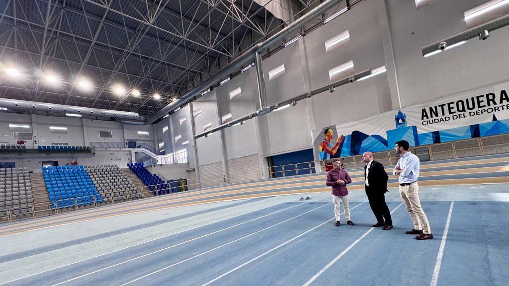 Juan Rosas, Manolo Barón y José Manuel Fernández, en su visita al Centro de Atletismo de Antequera (octubre 2025)