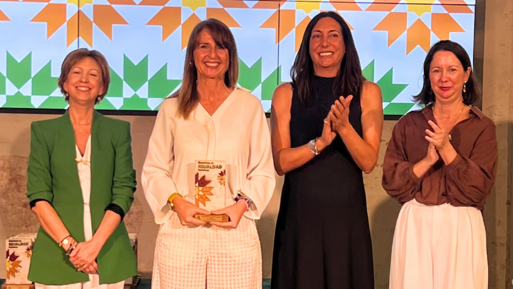 Juana Cozar, directora de Audiolís, con el distintivo Marca Andaluza de Excelencia en Igualdad