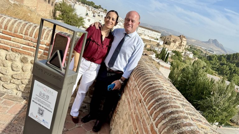 La edil de Turismo, Ana Cebrián, y el alcalde Manolo Barón, usando el tótem instalado en la calle Niña de Antequera (octubre 2025)