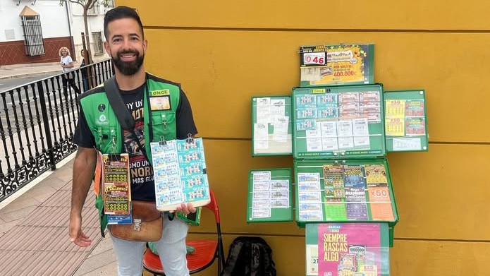 Luis Mariano Sampedro, vendedor de la ONCE en Alameda (foto ONCE Andalucía)(octubre 2025)