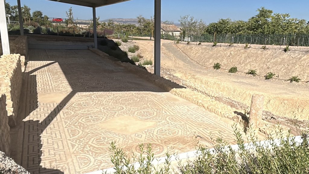 Mosaico del vestíbulo de la Villa Romana de la Estación de Antequera (octubre 2025)