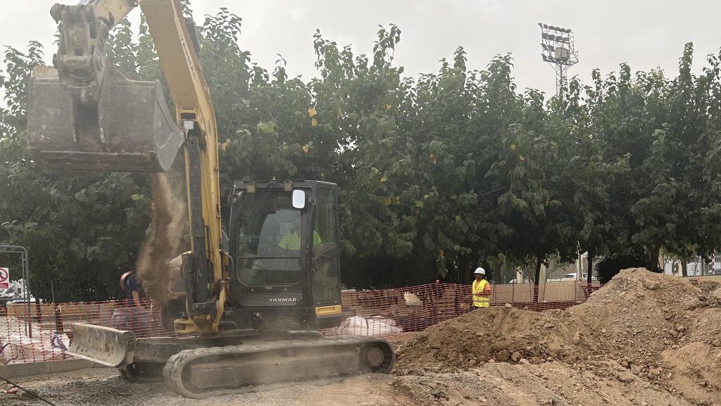 Operarios en las obras del Complejo Deportivo El Maulí de Antequera
