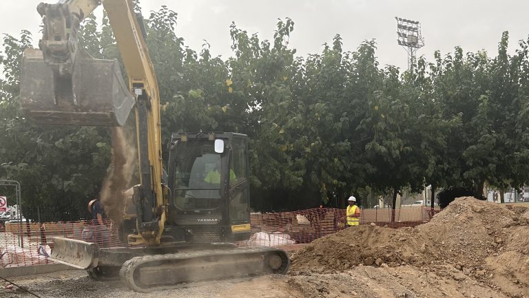 Operarios en las obras del Complejo Deportivo El Maulí de Antequera