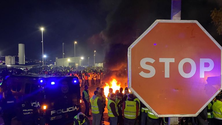 Protestas del sector agrícola junto el centro logístico de Mercadona en el Parque Empresarial de Antequera, en febrero de 2024