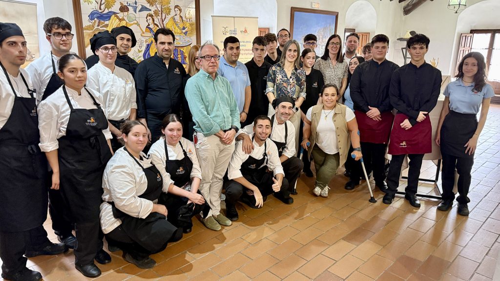 Responsables municipales, docentes y alumnado de los estudios de hostelería del IES Pedro Espinosa de Antequera en El Henchidero (octubre 2025)