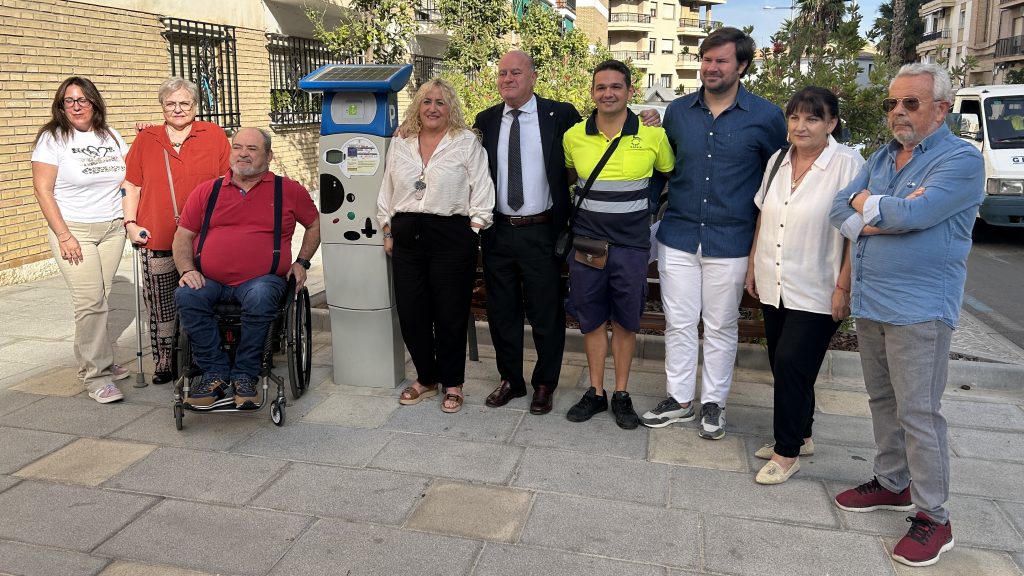 Responsables municipales y respresentantes y operarios de la Asociación Singilia Barba junto al parquímetro de la avenida de La Legión de Antequera (octubre 2025)