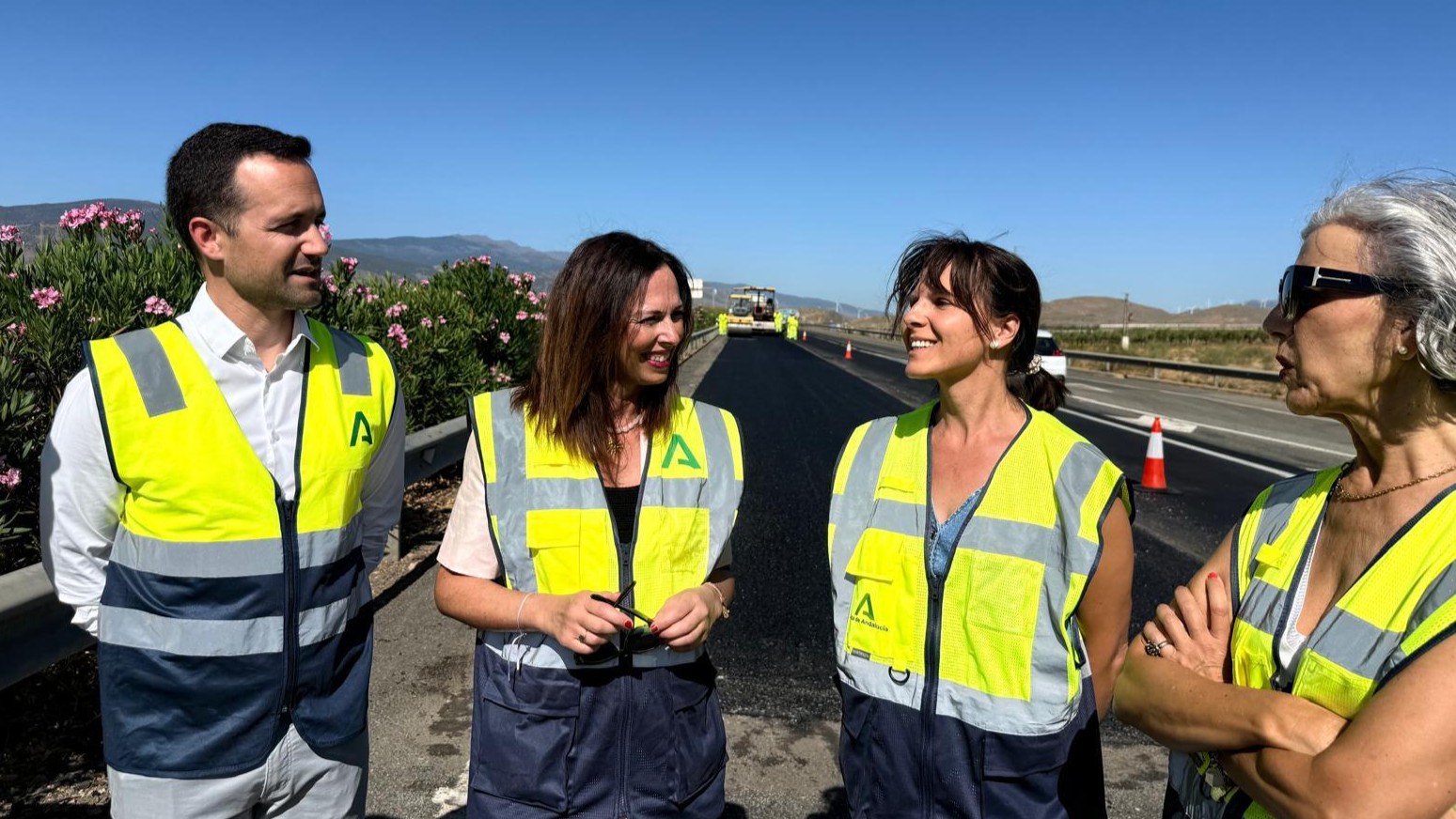 Rocío Díaz, consejera de Fomento (i), en una de las obras que se llevan a cabo en carreteras andaluzas