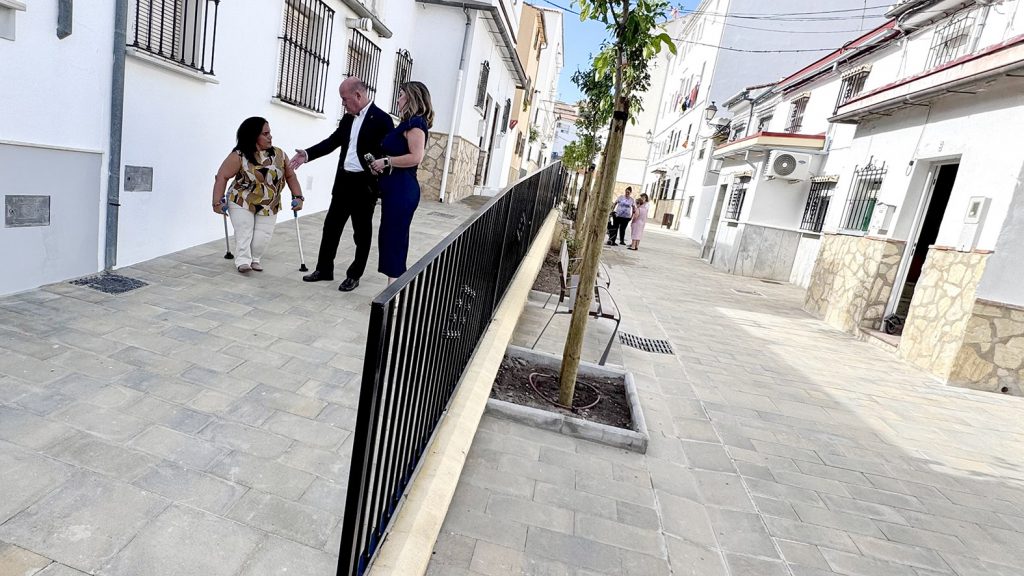 Sara Ríos, Manolo Barón y Teresa Molina, en la calle Sagunto de Antequera