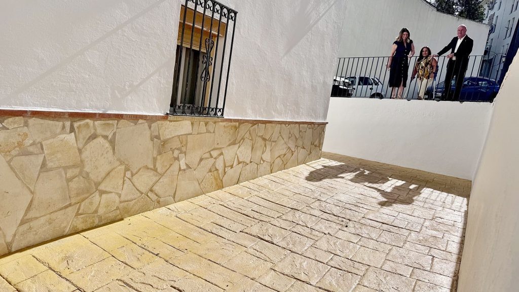 Teresa Molina, Sara Ríos y Manolo Barón, comprobando cómo ha quedado la calle Sagunto de Antequera (octubre 2025)