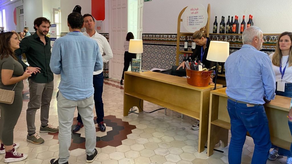 20231028 Estand de Málaga Virge en un evento para promocionar los vinos malagueños celebrado en La Térmica
