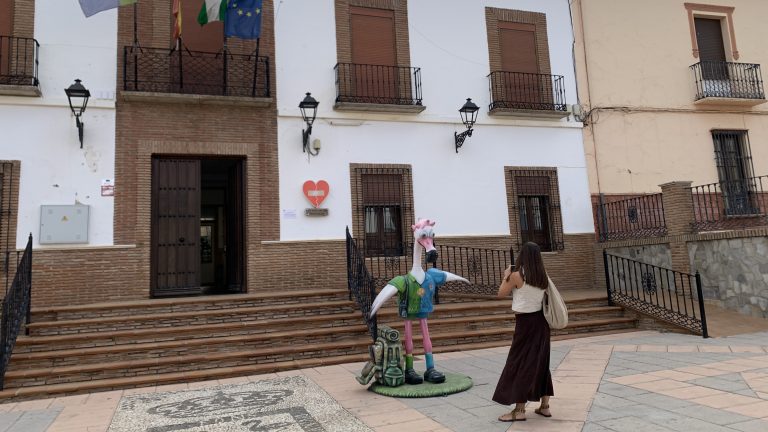 20250918 Turista haciendo una foto a la figura del proyecto 'Pa' flamenco mi pueblo' instalada junto al Ayuntamiento