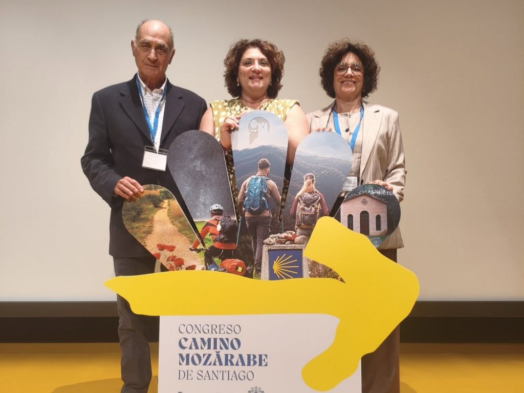 20251030 Juan Guerrero, presidente de la Asoc. Jacobea de Málaga; Maria Luisa Olmedo, gerente del GDR Antequera, y Victoria García, gerente de Sondytour Viajes