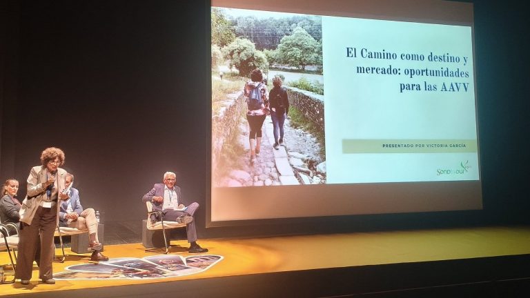 20251030 Victoria García, gerente de Sondytour Viajes, interviniendo en el IV Congreso del Camino Mozárabe de Santiago