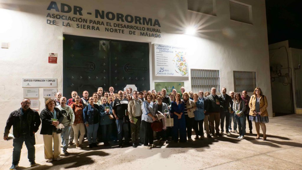 20251103 Asistentes a la presentación del proyecto 'A+A Asociación en Acción' a las puertas de la sede del GDR Sierra Norte de Málaga en Archidona