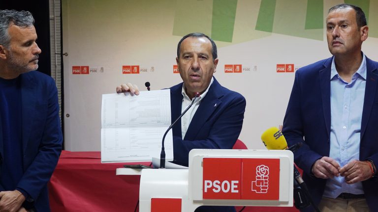 20251103 José Luis Ruiz Espejo (c), junto a Ignacio López (i) y Manuel Lara en el sede del PSOE en Antequera