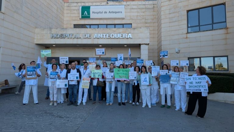 20251103 Técnicos Sanitarios Superiores concentrados a las puertas del Hospital Comarcal de Antequera