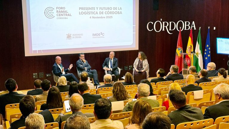 20251104 Manolo Barón (i), alcalde de Antequera en la mesa Estrategias Territoriales para el Futuro Logístico' de Foro Ramal Central de Córdoba