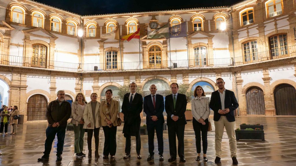 20251104 Responsables de la Fundación Iberdrola junto a miembros de la Corporación Municipal de Archidona y el arquitecto Jesús Castillo (c) en la Plaza Ochavada