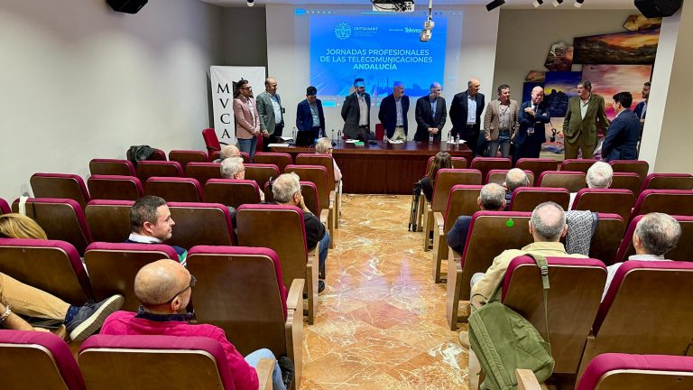 20251105 Bienvenida del alcalde Manolo Barón a los asistentes del Encuentro Profesional de las Telecomunicaciones en Andalucía, celebrado en el Museo de la Ciudad de Antequera