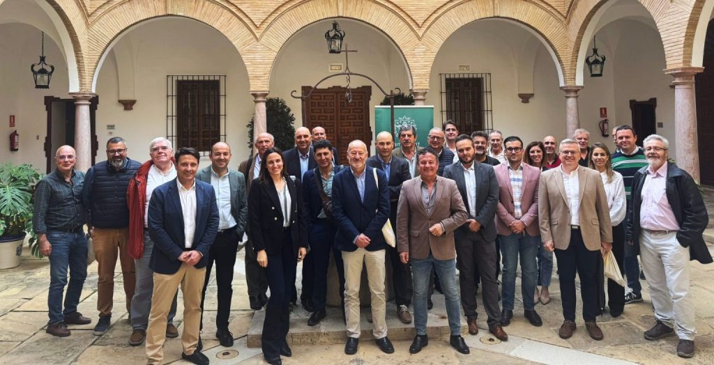 20251105 Participantes del Encuentro Profesional de las Telecomunicaciones en Andalucía en el patio del MVCA