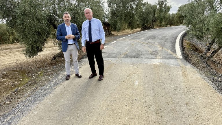 20251106 Juan Rosas (i), secretario general del PP de Antequera, junto al alcalde Manolo Barón, el camino que conecta Cartaojal con Cuevas Bajas
