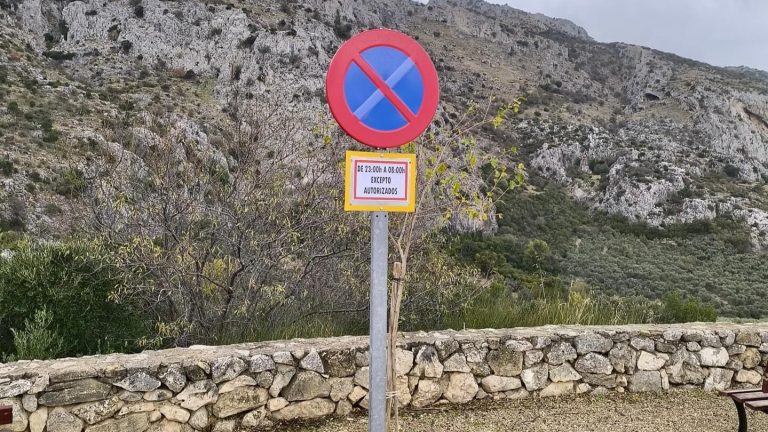 20251106 Señal de prohibido estacionar por la noche en el Nacimiento del Chorro de Villanueva del Rosario