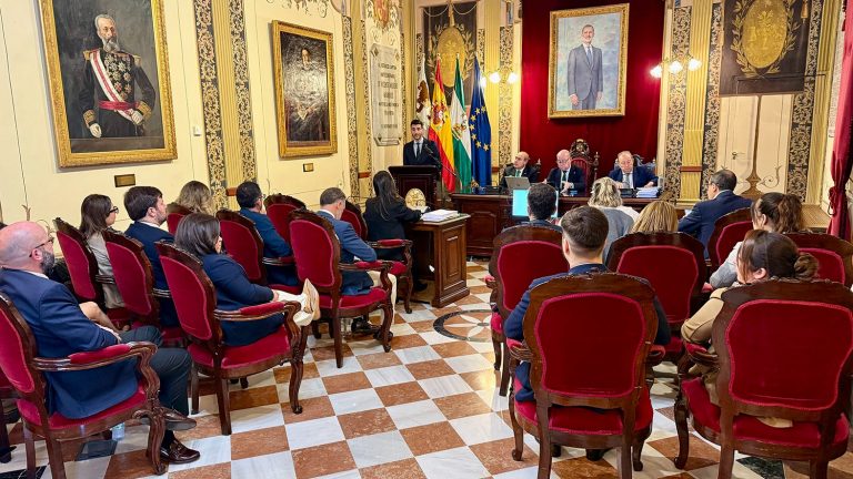 20251107 El edil José Manuel Fernández, durante su intervención en el pleno sobre el presupuesto municipal de Antequera