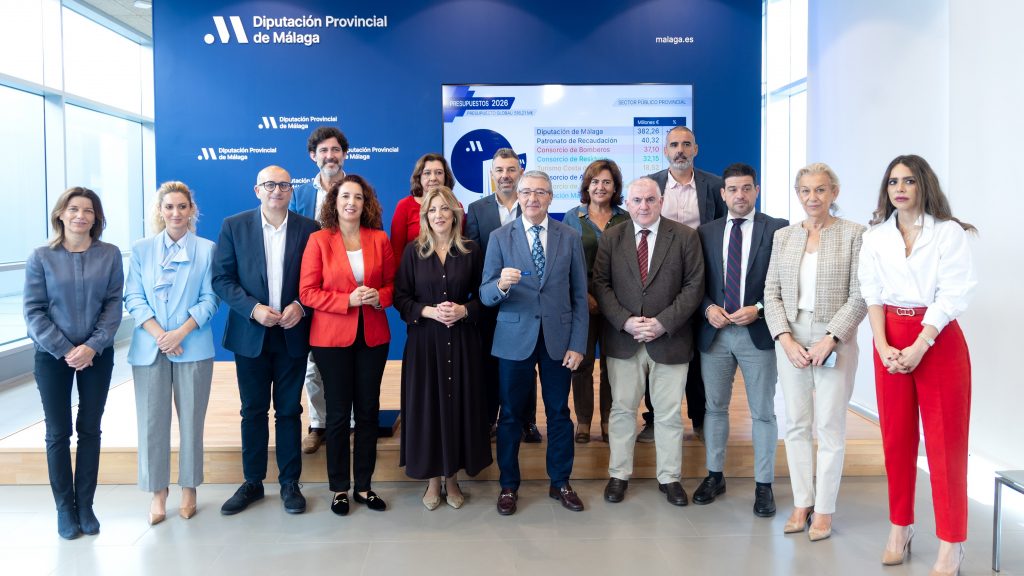 20251111 Francisco Salado (centro), presidente de la Diputación, junto al equipo de Gobierno del organismo provincial, tras la presentación de los presupuestos de 2026