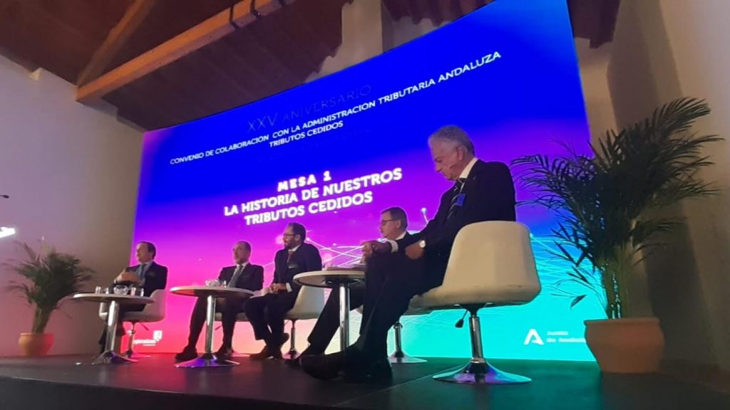 20251111 Mesa redonda de la jornada del Colegio de Registradores de la Propiedad y Mercantiles sobre el XXV aniversario del primer convenio de colaboración con la Agencia Tributaria de Andalucía
