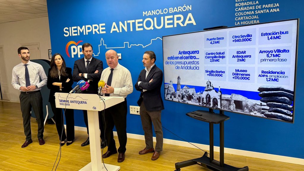 20251112 El alcalde de Manolo Barón, junto a José Manuel Fernández, Ana Cebrián, Antonio García, y José Ramón Carmona, exponiendo la inversión de los presupuestos de la Junta en la sede del PP de Antequera