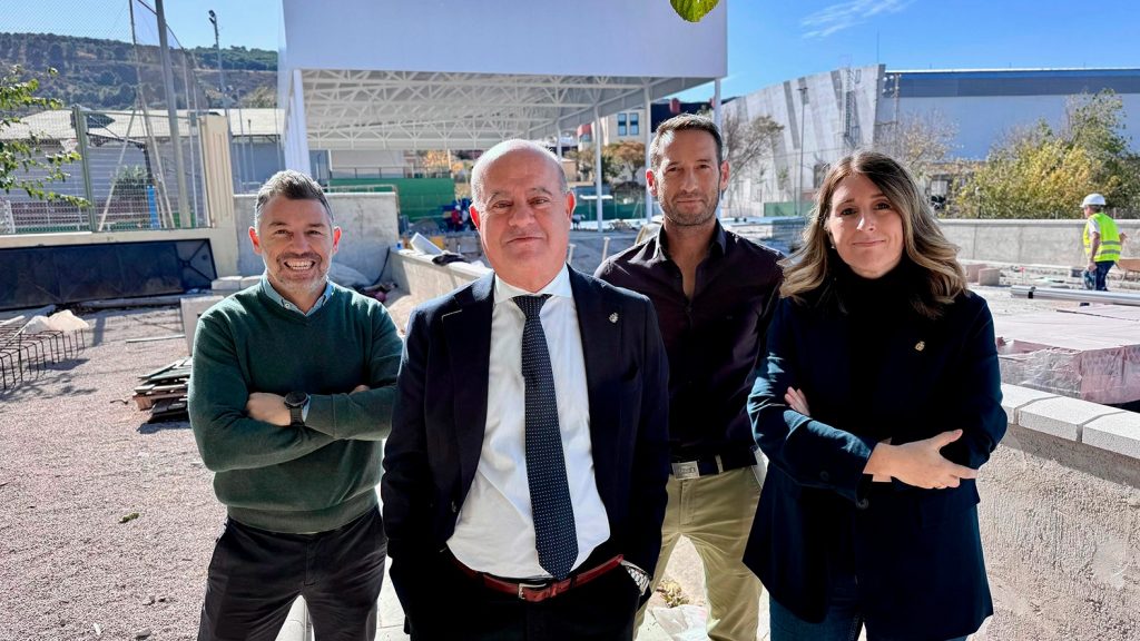 20251114 Juan Rosas, Manolo Barón, Marcos Sánchez y Teresa Molina, en la zona donde se está actuando en el Complejo Deportivo El Maulí de Antequera
