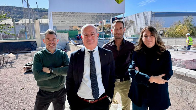 20251114 Juan Rosas, Manolo Barón, Marcos Sánchez y Teresa Molina, en la zona donde se está actuando en el Complejo Deportivo El Maulí de Antequera