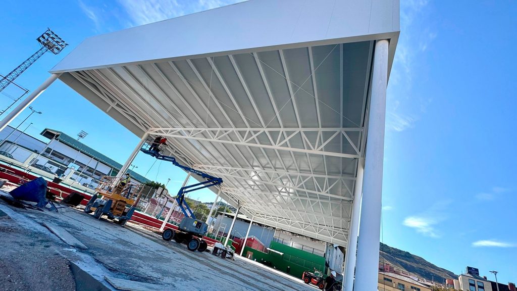 20251114 Obras para instalación de una cubierta en una pista de tenis del Complejo Deportivo El Maulí de Antequera