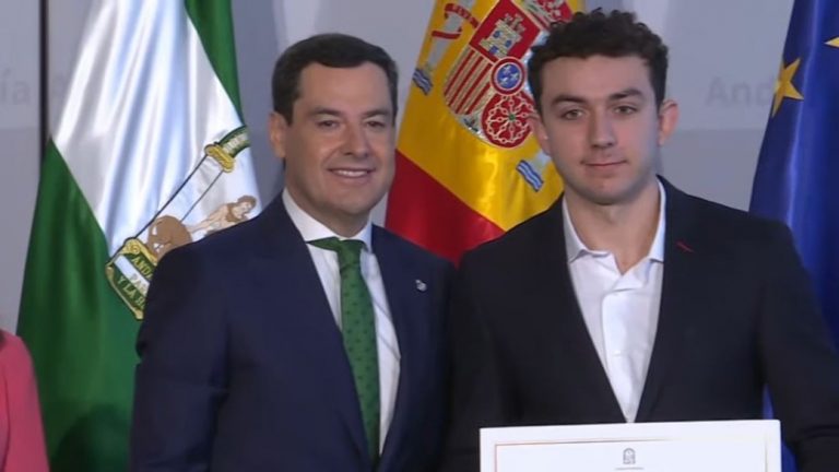20251117 David González, junto al presidente de la Junta de Andalucía, Juanma Moreno, en el acto de entrega de diplomas a los mejores expedientes académicos