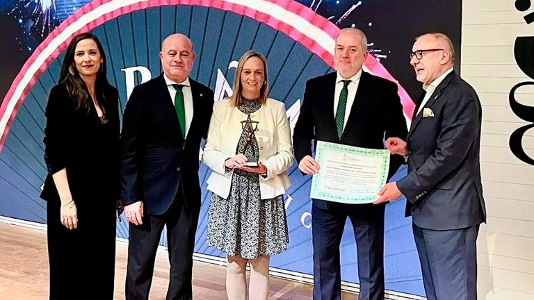 20251118 Ana Cebrián, edil de Patrimonio Mundial, y el alcalde Manolo Barón, junto a representantes de la Alianza de Paisajes Culturales