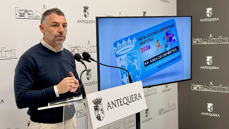 20251118 Juan Rosas, edil de Deportes, anunciando la apertura del plazo para solicitar la Tarjeta Deportiva Municipal 2026 de Antequera
