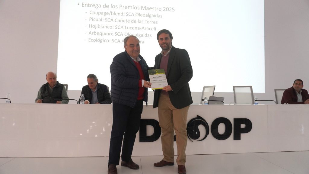 20251119 Antonio Luque (izda), presidente de Dcoop, entregando el Premio Maestro Almazara de producción ecológica a Nacho Rosales, de la SCA Nuestra Señora de Los Remedios de Antequera