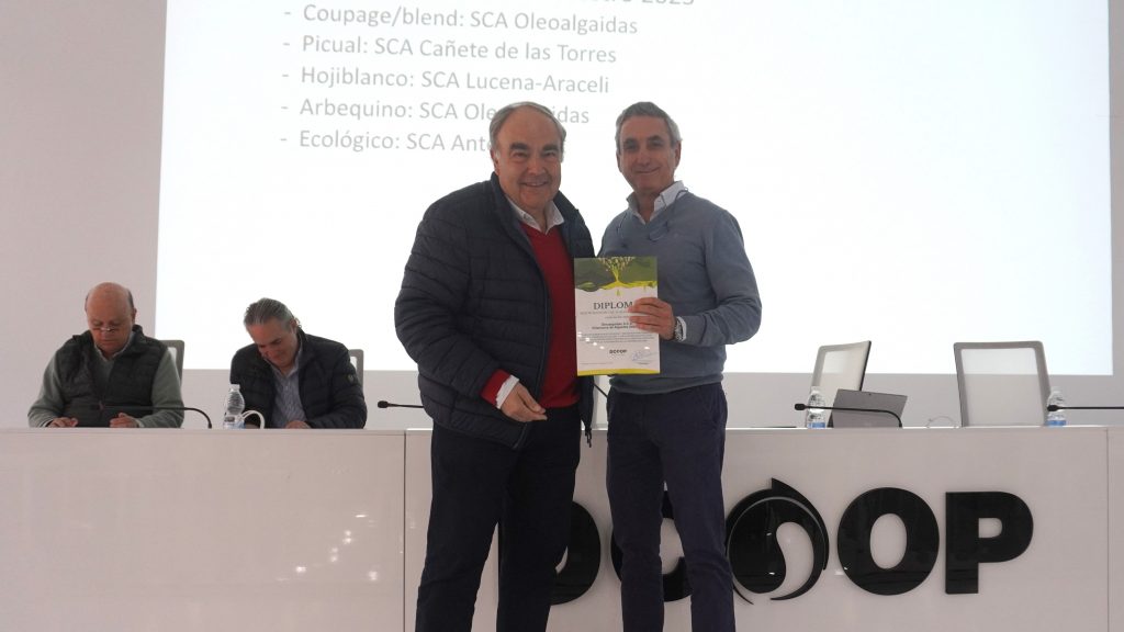 20251119 Antonio Luque (izda), presidente de Dcoop, entregando uno de los reconocimientos a Javier Vidaurreta, gerente de Oleoalgaidas