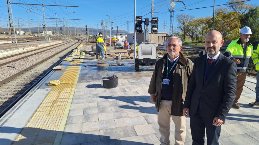 20251119 Javier Salas, subdelegado del Gobierno en Málaga (dcha), en su visita a la Estación de Bobadilla
