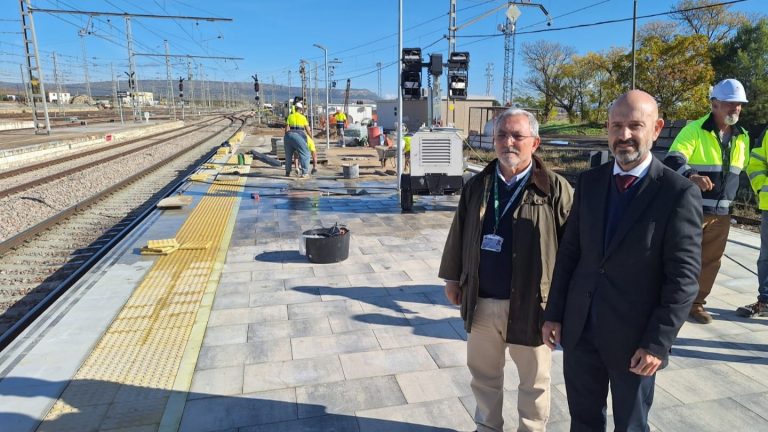 20251119 Javier Salas, subdelegado del Gobierno en Málaga (dcha), en su visita a la Estación de Bobadilla