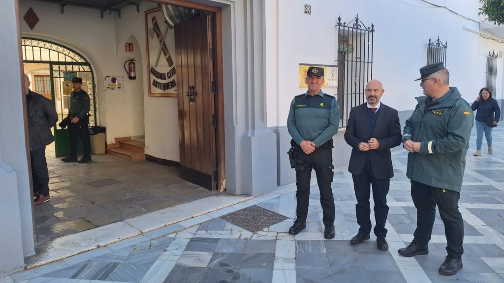 20251119 Javier Salas, subdelegado del Gobierno en Málaga, junto a agentes de la Guardia Civil en la entrada del cuartel de Antequera