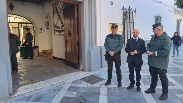 20251119 Javier Salas, subdelegado del Gobierno en Málaga, junto a agentes de la Guardia Civil en la entrada del cuartel de Antequera