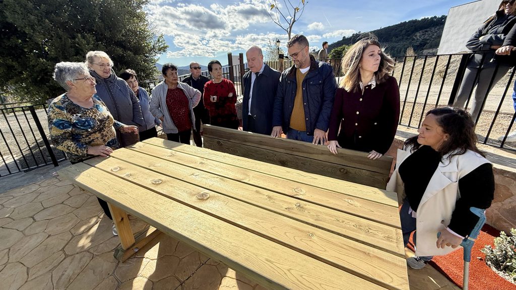 20251119 Representantes municipales y vecinos de Villanueva de Cauche en el parque infantil de la pedanía antequerana