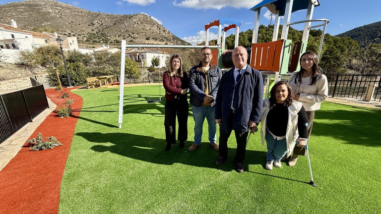 20251119 Teresa Molina, Alejandro Pascual, Manolo Barón, Sara Ríos y María Sierras en el parque infantil de Villanueva de Cauche