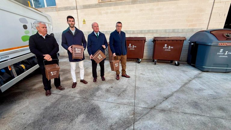20251120 Responsables municipales y de Aguas del Torcal presentando el nuevo contenedor marrón en Antequera